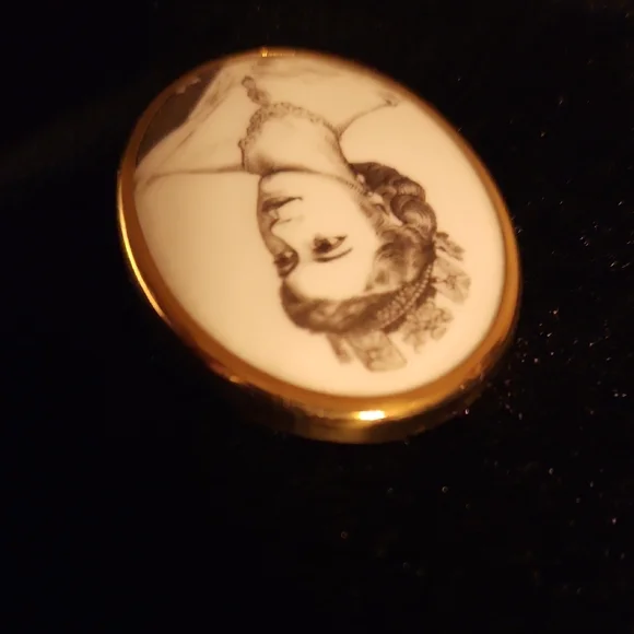 Elizabeth II Coronation Brooch 1953 Bone China, Beautiful Condition - Picture 6 of 10